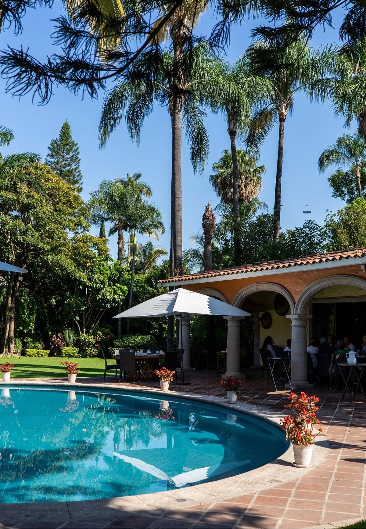 vista-parcial-de-alberca-circular-y-terraza-con-arcos-9-16